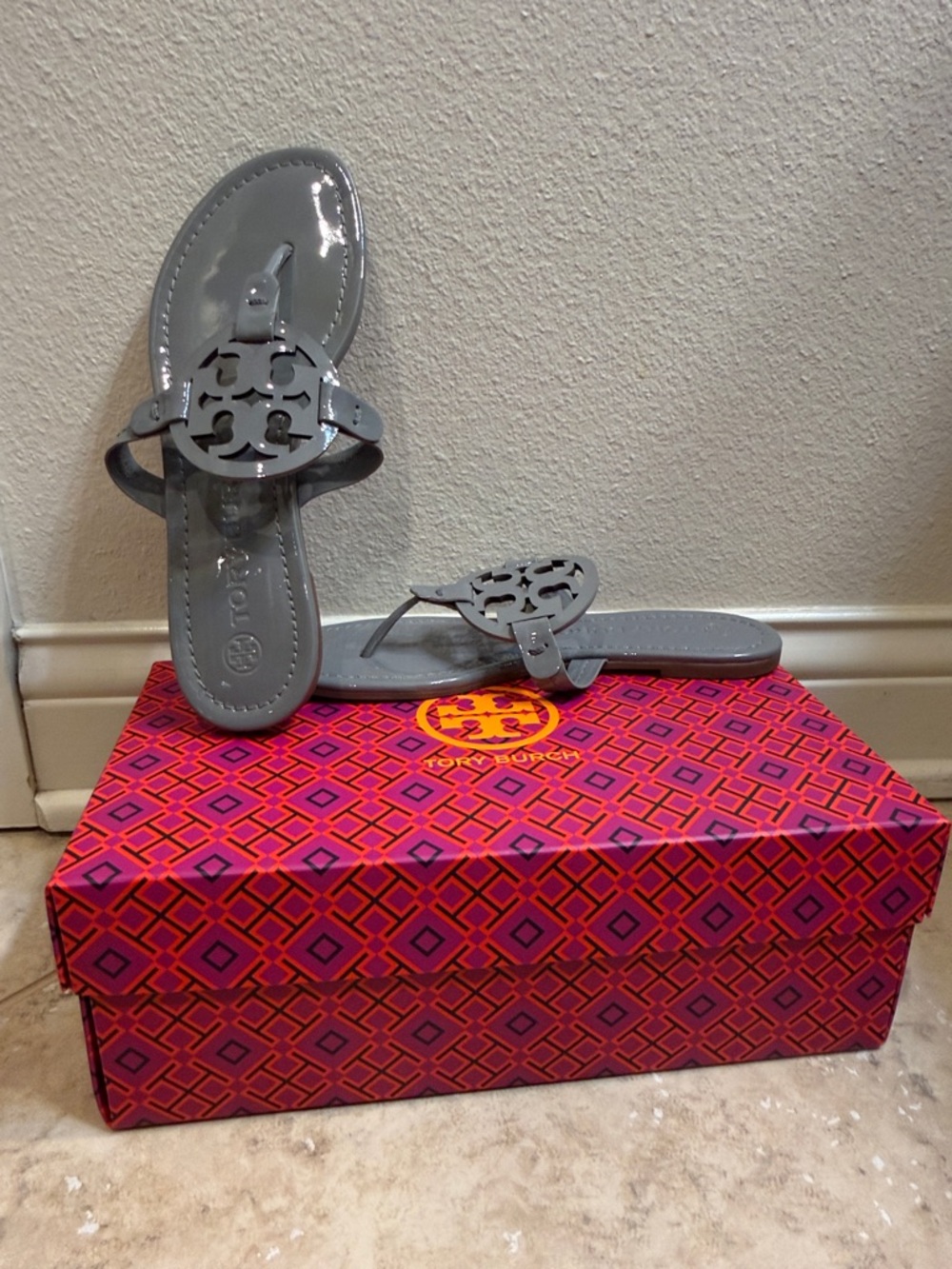 Tory Burch Patent Logo Thong Sandals in Gray